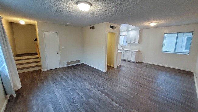 Building Photo - 6 Bedroom 3 Bath Two Story House with REMODELED Kitchen and Bathrooms Available Now!