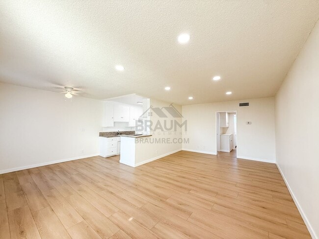 Photo - 6041 Whitsett Ave Unit 303