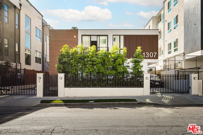 Building Photo - 1307 Tamarind Ave Unit #2 Rental