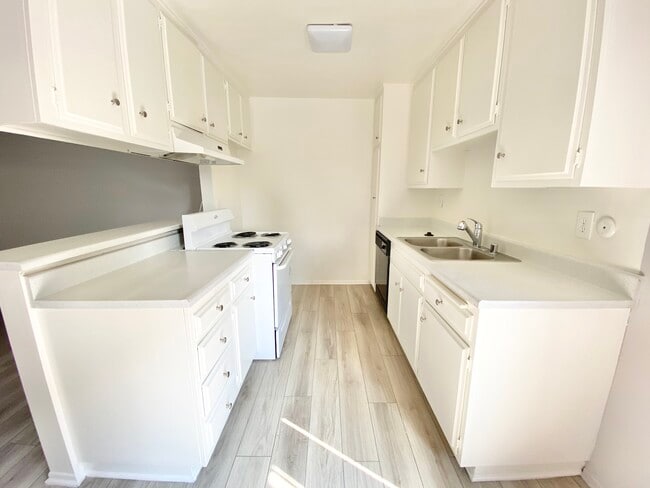 Photo - 3337 S Canfield Ave Unit 210