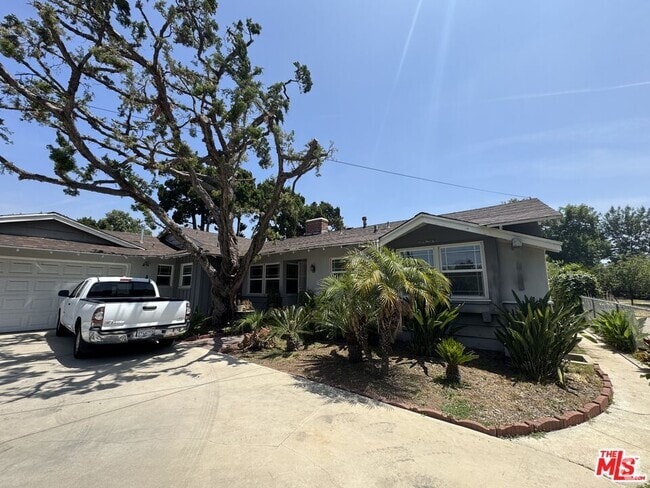 Building Photo - 8936 Balboa Blvd Rental