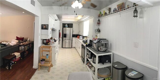 Building Photo - 5044 Newcastle Ave Rental