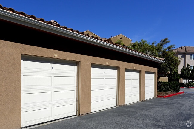 Garage Parking - Vista Pointe