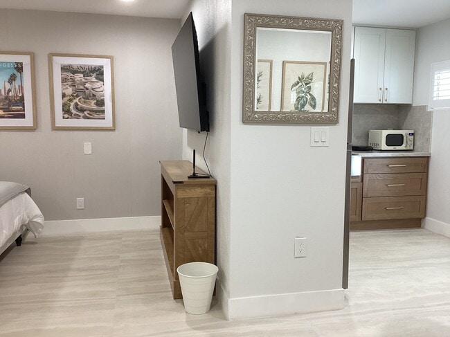 Building Photo - 3201 E Pinefalls Dr