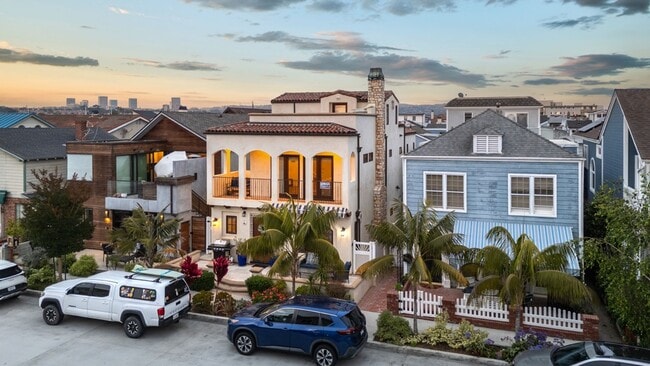 Photo - Newport Beach Balboa Peninsula Beach House with Rooftop Deck | Weekly & 30+ Night Stays