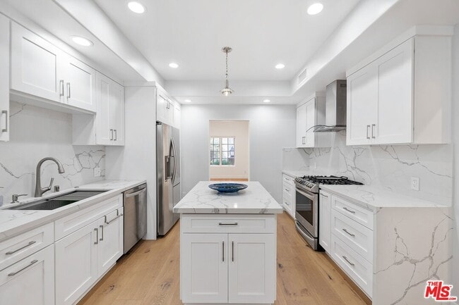 Building Photo - 851 N San Vicente Blvd Unit 117