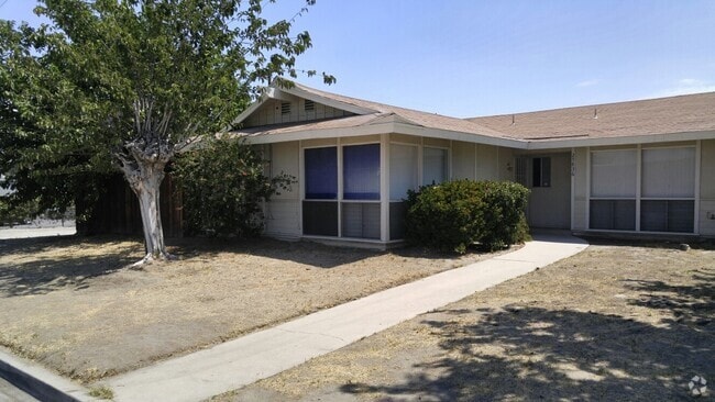 Building Photo - 2 Bedroom, 2 Bathroom Duplex in Hemet - Av... Rental