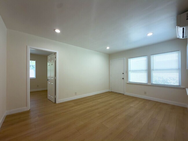 Photo - 411 W Windsor Rd Unit B