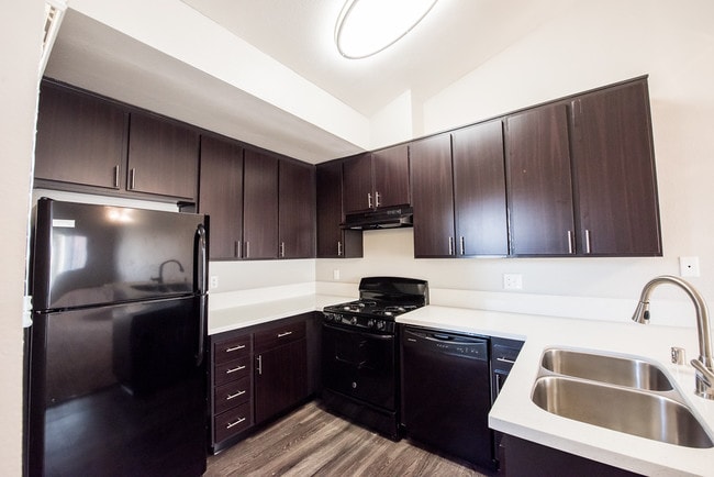 Photo - Del Flora Apartments