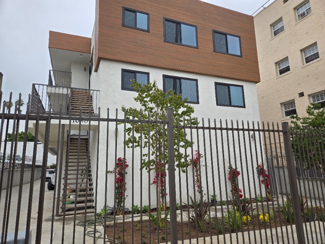 Building Photo - 1040 S Lake St Rental