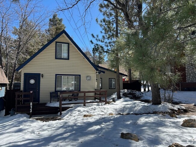 Building Photo - 3 bed / 2 bath furnished home. 6 month re...