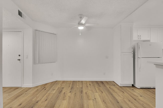 Dining Area - 22415 Del Valle St