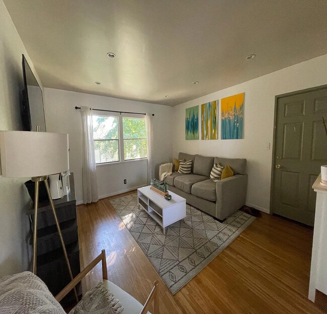 Building Photo - 5866 Bowcroft St Unit 3