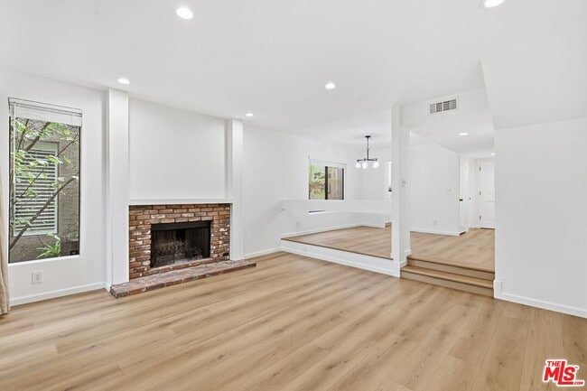 Building Photo - 1423 S Bentley Ave Unit B