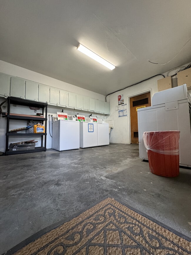 Spaces Laundry Room - 1286 W Adams Blvd