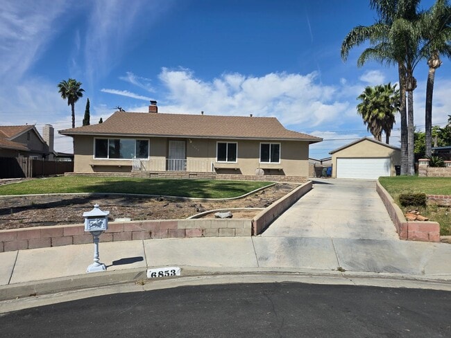 Building Photo - Charming Single Story Home