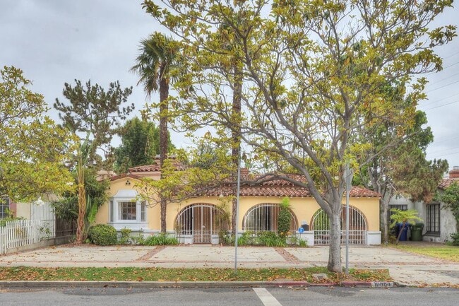 Building Photo - 10864 Wellworth Ave Rental