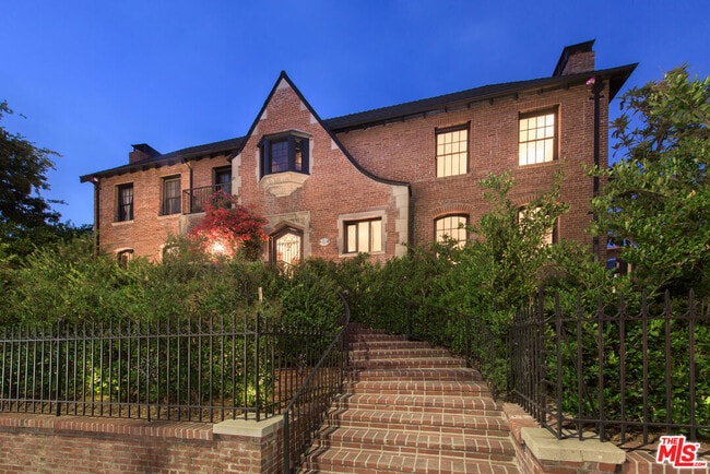 Building Photo - 7655 Hollywood Blvd Unit 3