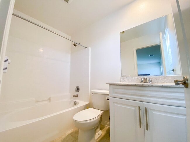 Photo - LARGE ROOM FOR RENT W/ PRIVATE BATHROOM IN... Unit ROOM #2