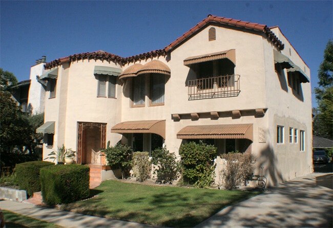 Building Photo - Large Studio with a full kitchen and Bath One Parking space included Unit Holmby Ave 1934 1/2