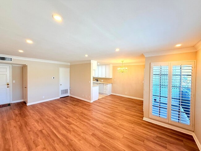 Building Photo - Beautiful Spacious Top Floor Condo 1 bed - 1 bath with parking in Burbank Unit 304