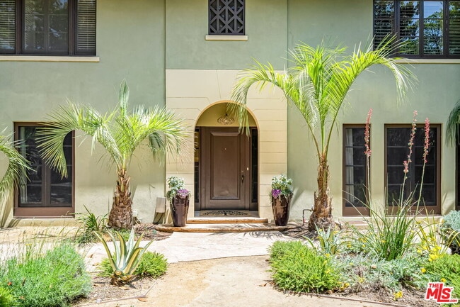 Photo - 2000 N Hobart Blvd