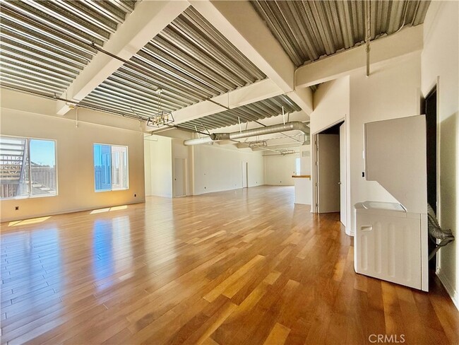 Building Photo - 312 W 5th St Unit 1206