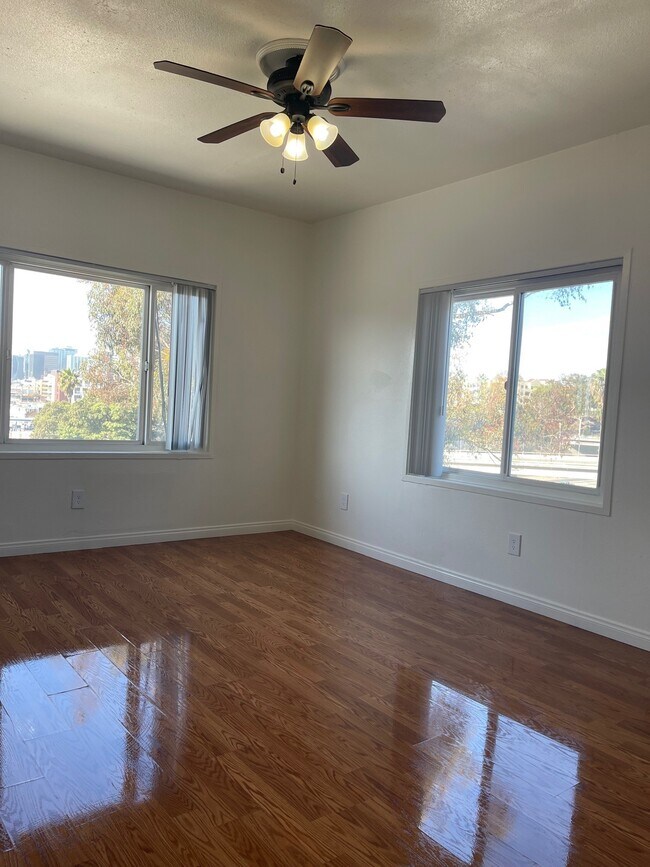 STUDIO - Villa De Oro Apartments