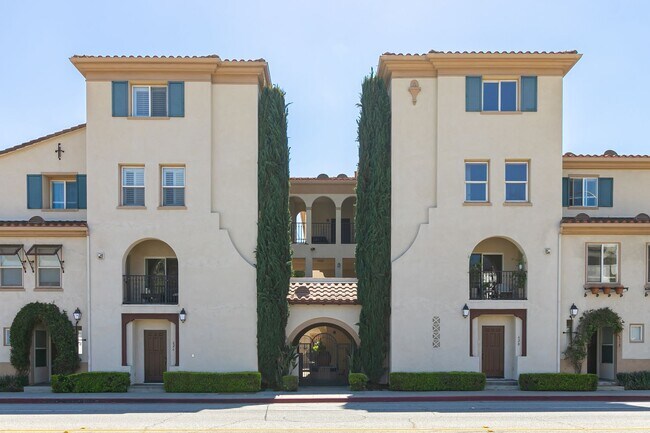 Building Photo - Multi-level Spanish Mission Style 3 Bed 2.5 Bath in Pasadena!