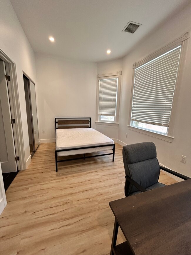 Photo - 1334 W 22nd St