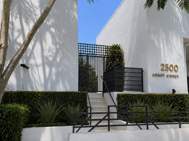 Building Photo - 2500 Abbot Kinney Blvd Unit 7125 - APT 29