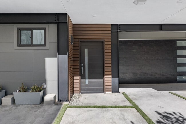 Photo - 851 N Alta Vista Blvd