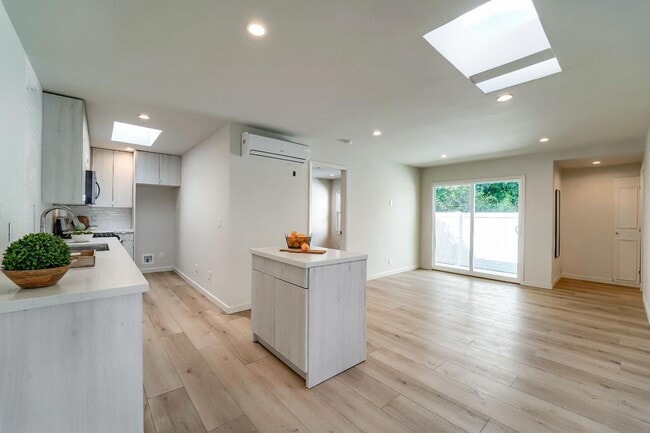 Building Photo - 2708-2710 2nd Street Unit 2710 1/2 2nd St