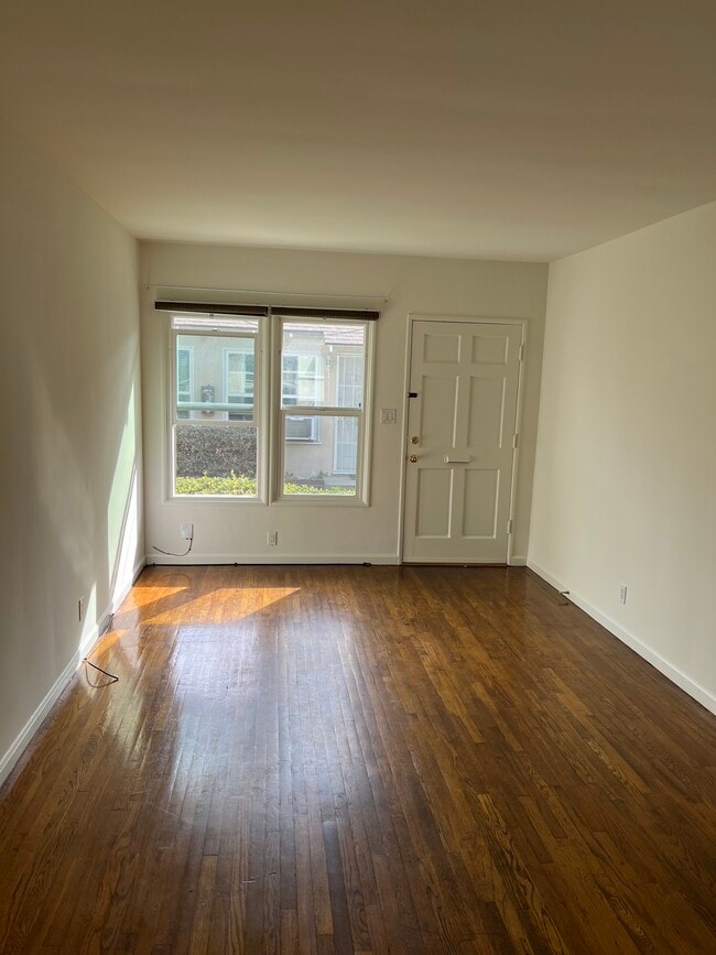 Photo - 2542 N Buena Vista St Unit 2544