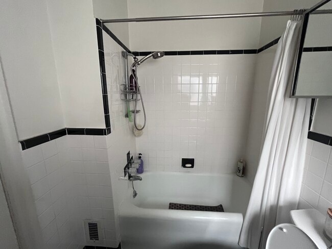 Full bath - 139 N Sycamore Ave Unit 141.5