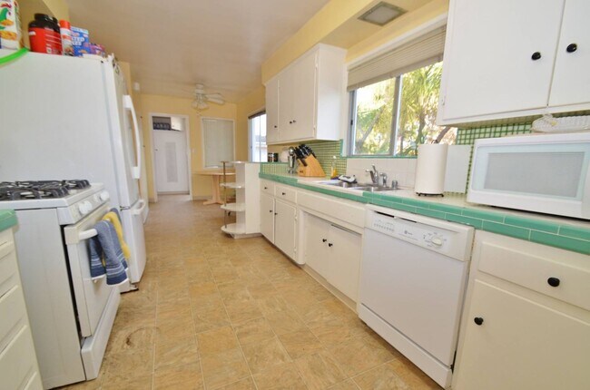 Photo - 4 Bedroom w/ POOL and Huge yard!