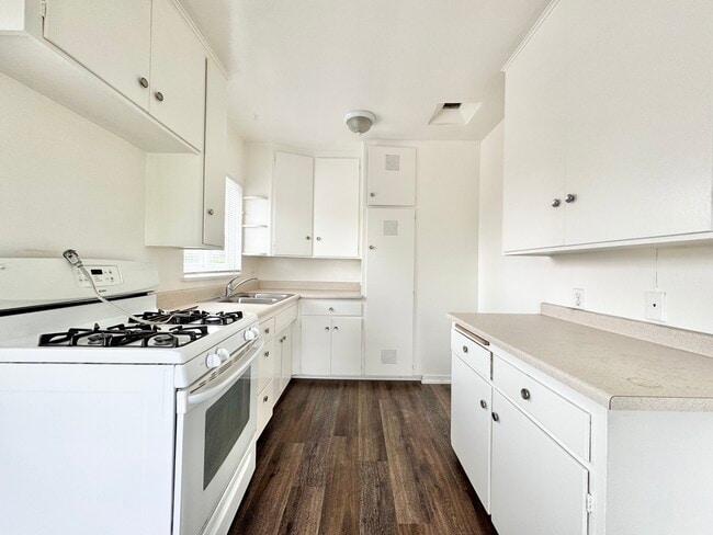 Building Photo - 5640 Kester Ave Unit 1 Rental