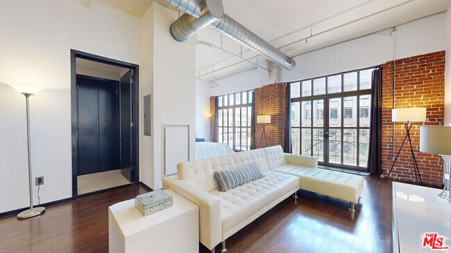 Building Photo - 1645 Vine St Unit 905 Rental