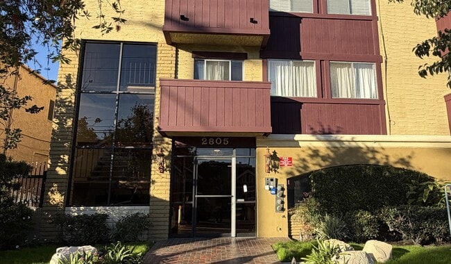 Building Photo - 2805 E 3rd St Unit 10