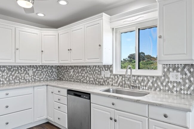 Photo - Live in Luxury: Spacious Sanctuary - Oceanfront Condo View Home with Mesmerizing Pacific Views