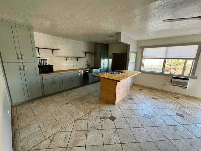 Photo - 713 E Elder St Unit 8