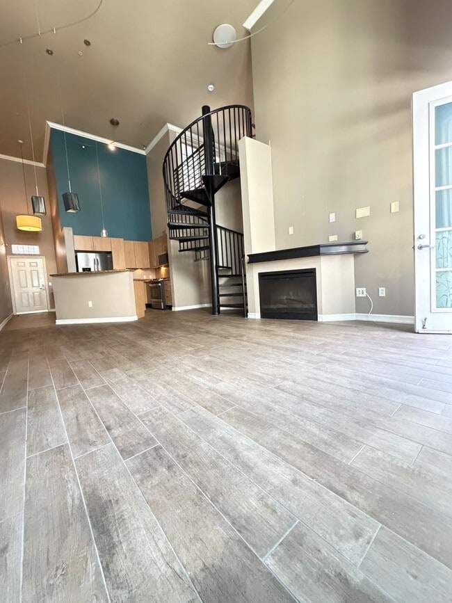 Building Photo - Spacious Condo in East Village area