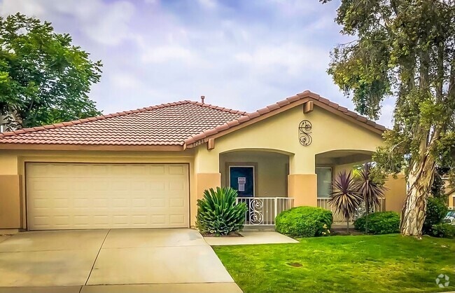 Building Photo - 3 Bedroom Home in the Desirable Paloma Del...