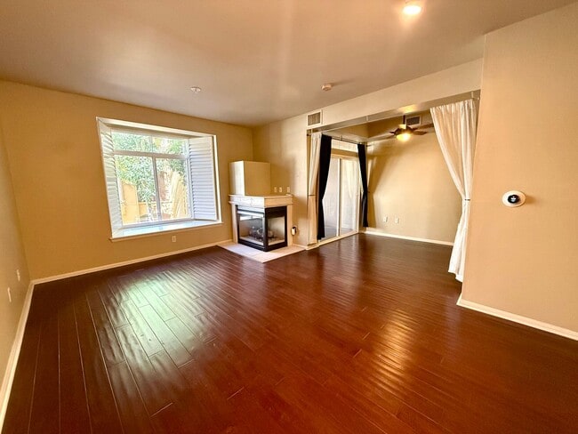 Building Photo - Spacious Bankers Hill Studio | In-Unit Laundry | A/C | Fireplace | Pool & Gym | 6-Month Lease Unit 219
