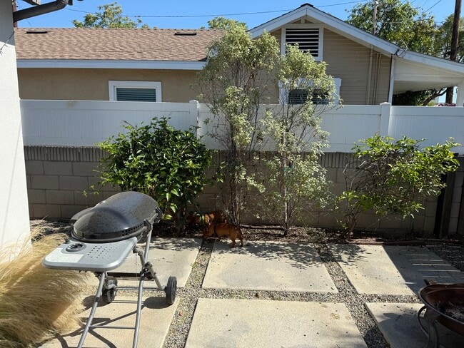 Enclosed patio - 455 N Cypress St