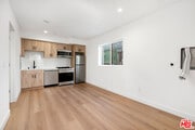 Photo - 728-724 Robinson St