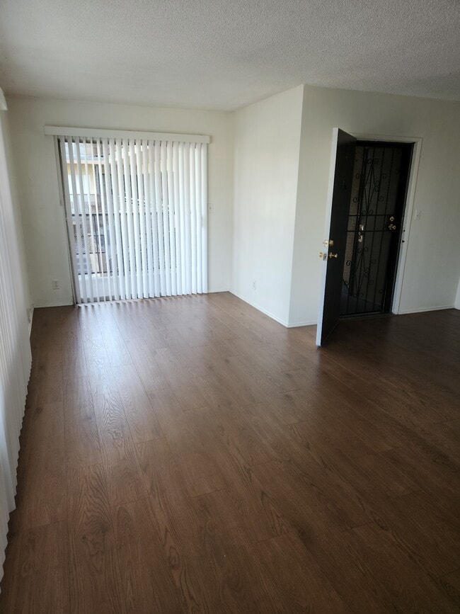 Photo - 4888 Pinafore St