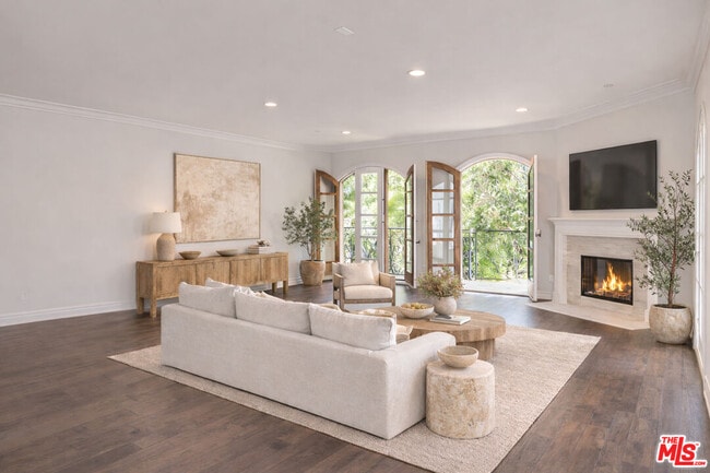 Building Photo - 353 S Reeves Dr Unit 200