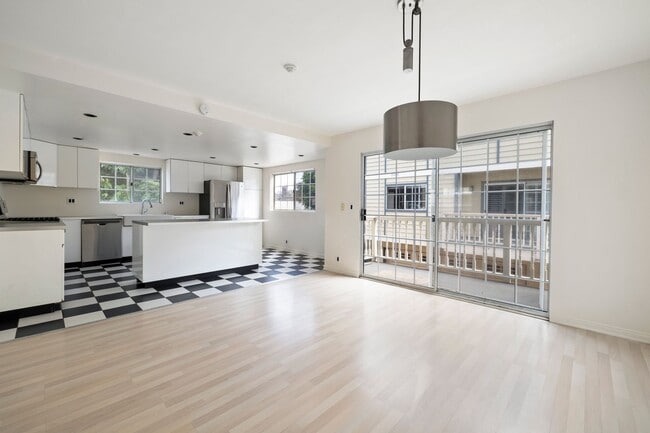 Beautiful 4-bedroom, 2.5-bath tri-level to... - Beautiful 4-bedroom, 2.5-bath tri-level to... Condo Unit D