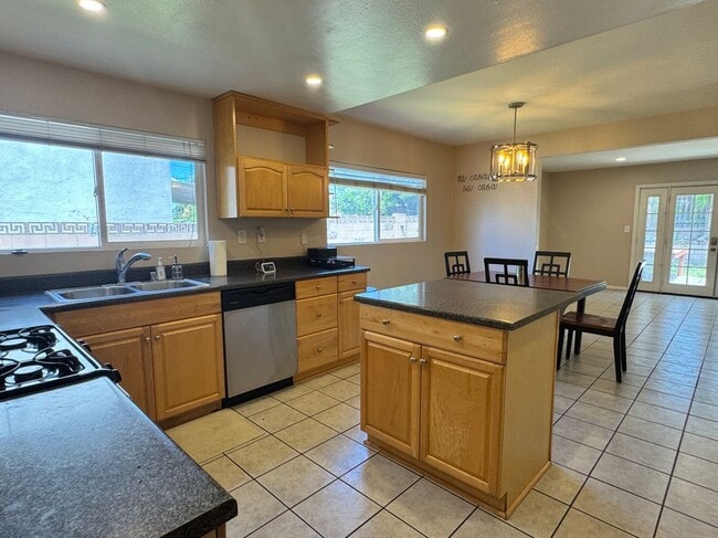 Photo - 2065 Morley St